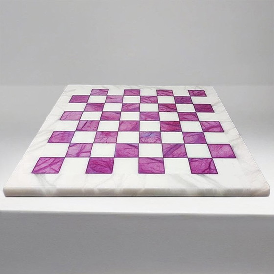 Image 1 of 1970S Superbe jeu d'échecs rose et blanc en albâtre de Volterra fait à la main en Italie