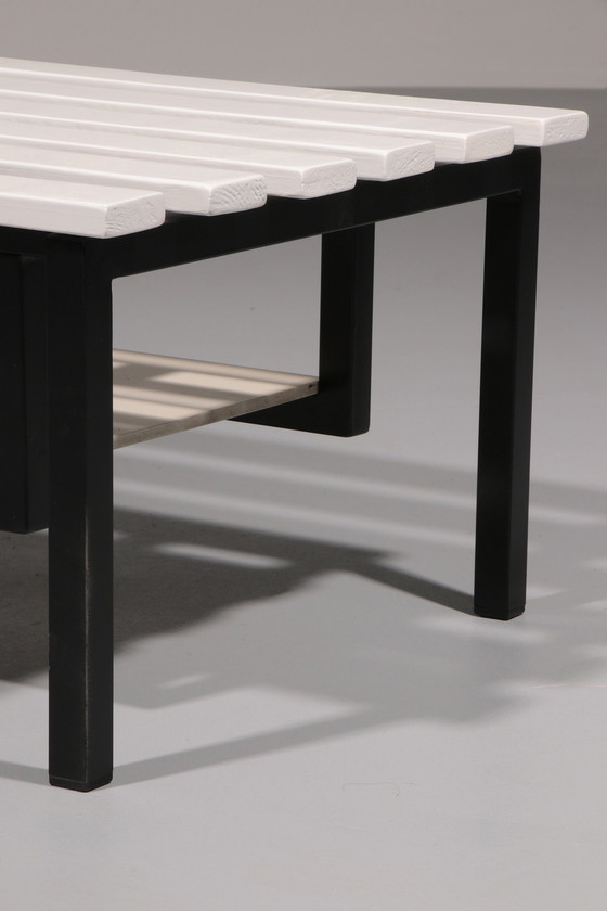 Image 1 of Banc Ducht design en bois blanc avec structure en métal noir