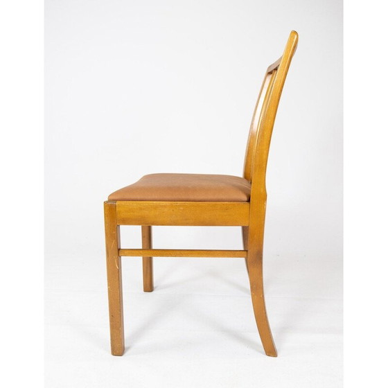 Image 1 of Ensemble de 10 chaises vintage en bois clair et recouvertes de cuir cognac 1940s