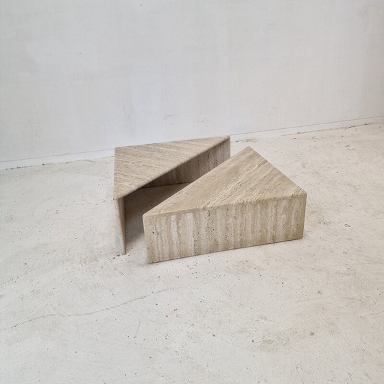Image 1 of Paire de tables basses triangulaires en travertin vintage par Up et Up, Italie 1980