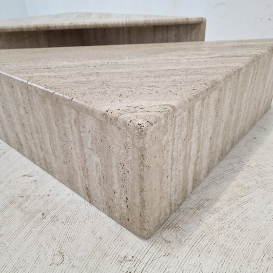 Image 1 of Paire de tables basses triangulaires en travertin vintage par Up et Up, Italie 1980