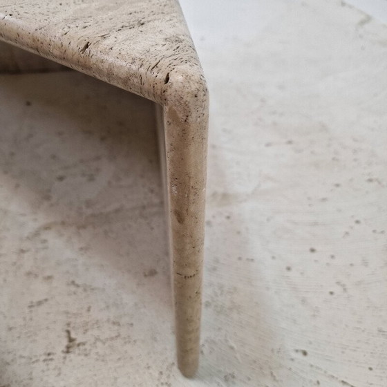 Image 1 of Paire de tables basses triangulaires en travertin vintage par Up et Up, Italie 1980