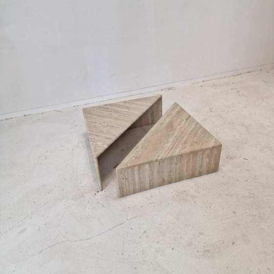 Image 1 of Paire de tables basses triangulaires en travertin vintage par Up et Up, Italie 1980