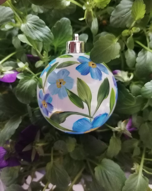 Boule de Noël peinte à la main "Myosotis", Artiste Evalien Ritmeester