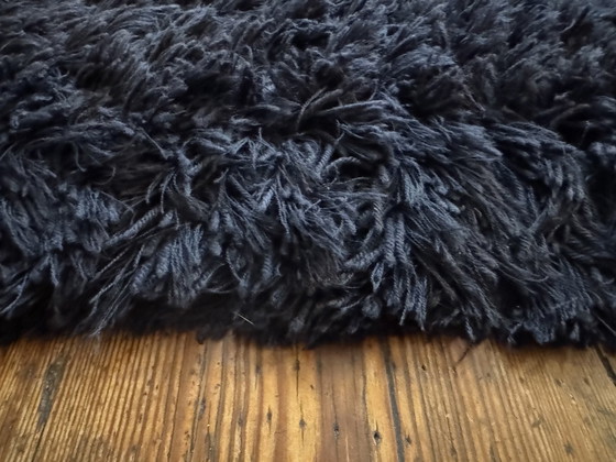 Image 1 of Tapis noir en laine à poils longs