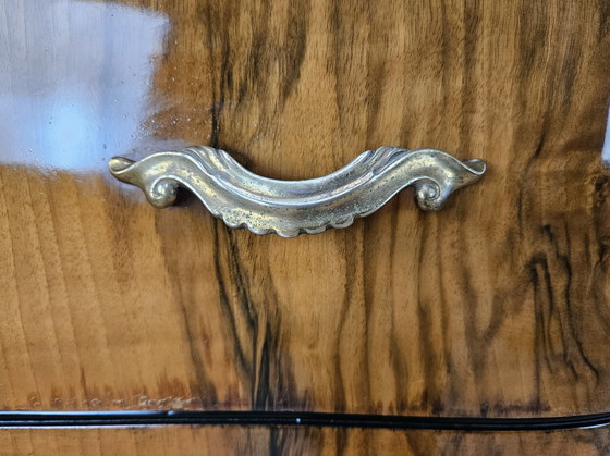 Image 1 of Commode Chippendale en noyer et noyer blond avec plateau en verre