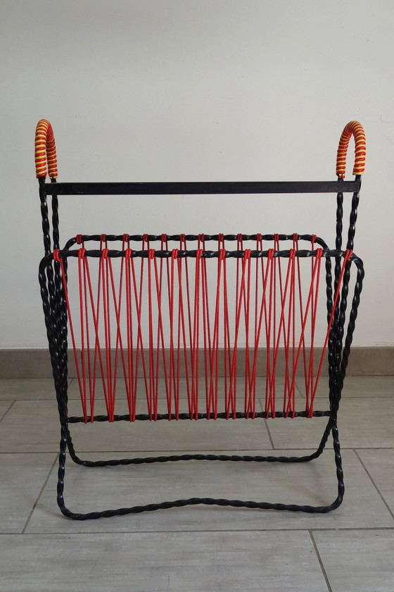 Image 1 of Porte Revues Scoubidou Rouge et Noir en Métal Années 50-60