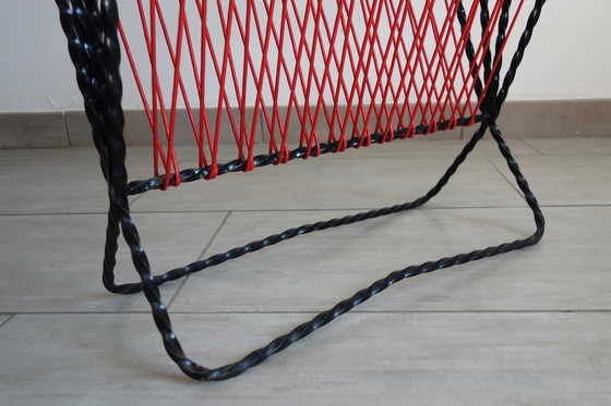 Image 1 of Porte Revues Scoubidou Rouge et Noir en Métal Années 50-60