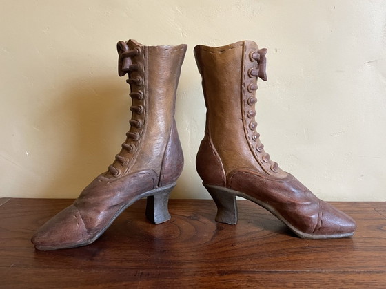 Image 1 of Chaussures en bois victoriennes décoratives