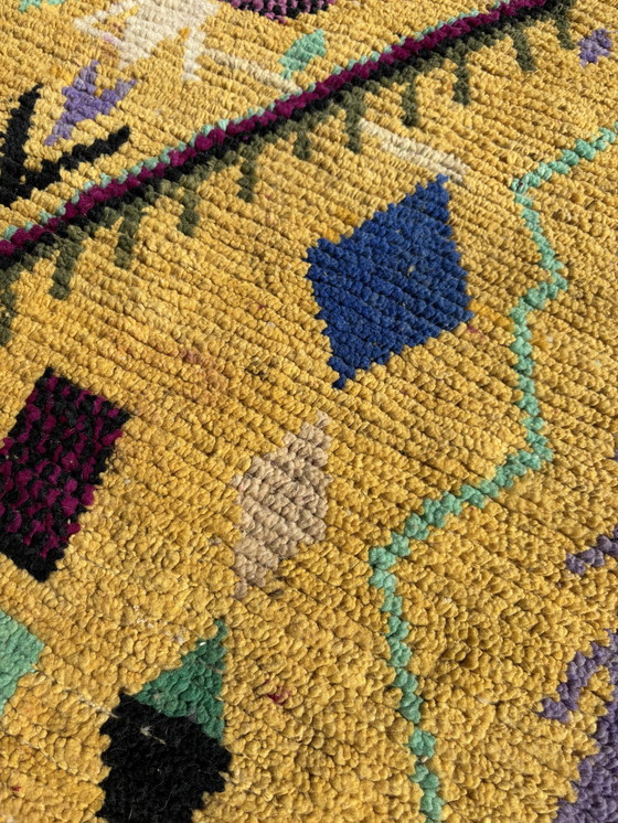 Image 1 of Tapis berbère fait main à motifs géométriques jaunes et roses