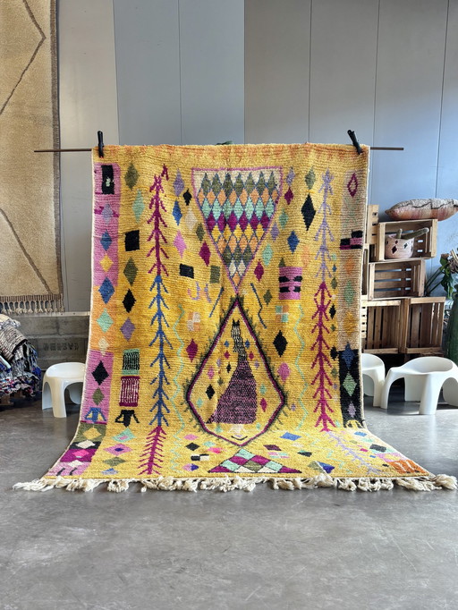 Tapis berbère fait main à motifs géométriques jaunes et roses