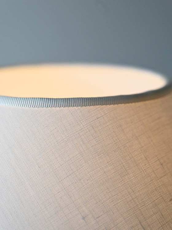 Image 1 of Lampadaire vintage scandinave doré avec abat-jour en tissu blanc - Design élégant du Mid Century