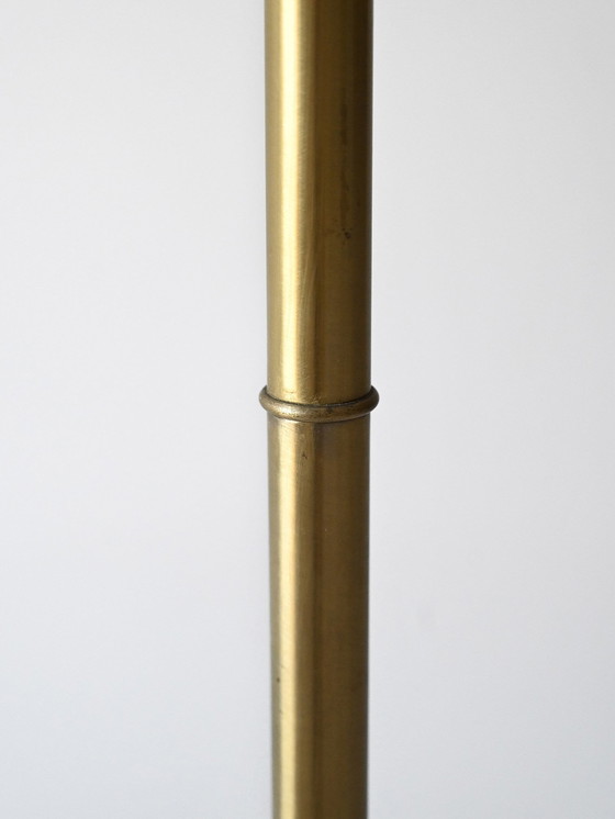 Image 1 of Lampadaire vintage scandinave doré avec abat-jour en tissu blanc - Design élégant du Mid Century