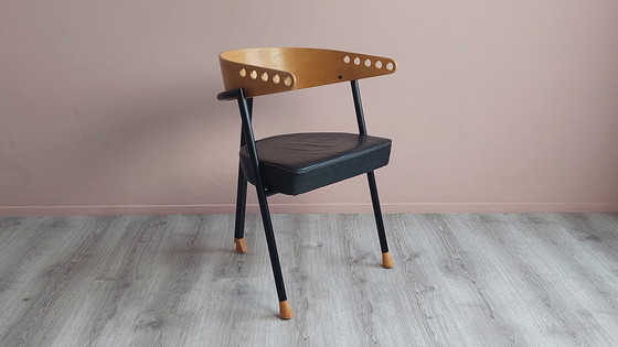 Image 1 of Chaise à accoudoir au design postmoderne.