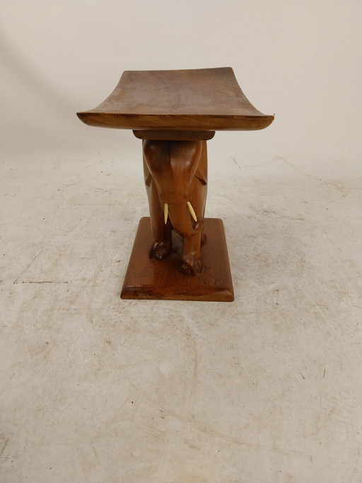 1 X Tabouret Africain. Avec éléphant .