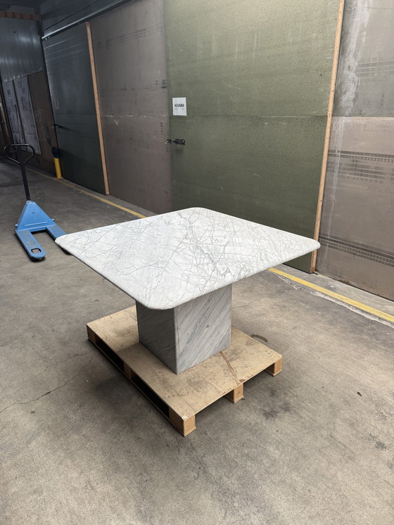 Image 1 of Magnifique table de salle à manger en marbre à un très bon prix en raison d'un dommage mineur