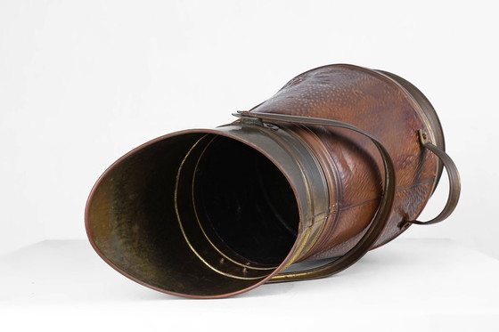 Image 1 of Porte-parapluies en cuivre avec relief martelé de Vermeer, France Ca. 1900