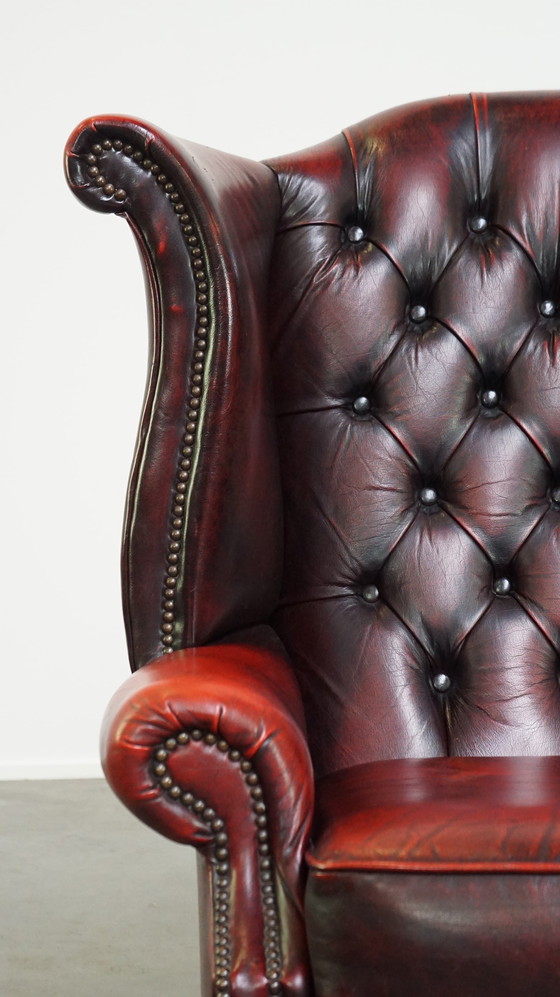 Image 1 of Grand fauteuil Chesterfield rouge à oreilles