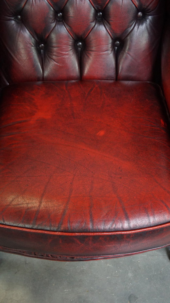 Image 1 of Grand fauteuil Chesterfield rouge à oreilles