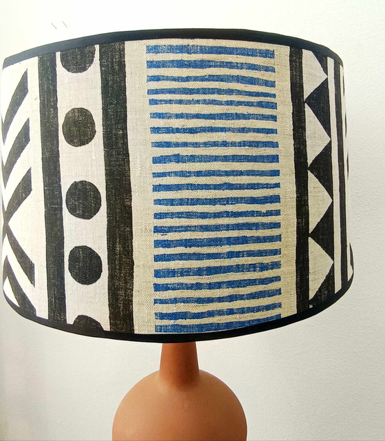 Image 1 of Grande Lampe Terre-Cuite et Abat-Jour Tribal Vintage