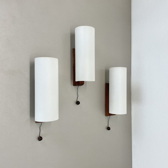 Image 1 of Ensemble de 3 appliques minimales en verre blanc satiné et en teck, Danemark, années 1960