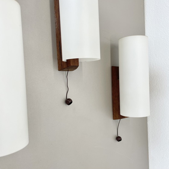 Image 1 of Ensemble de 3 appliques minimales en verre blanc satiné et en teck, Danemark, années 1960