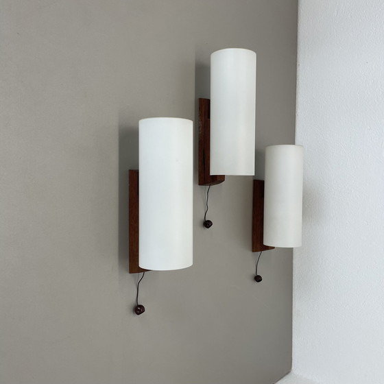 Image 1 of Ensemble de 3 appliques minimales en verre blanc satiné et en teck, Danemark, années 1960