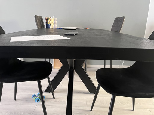 Table à manger noire