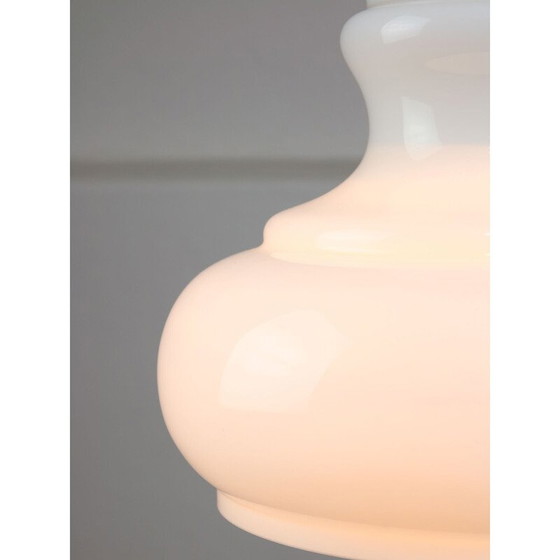 Image 1 of Lampe suspendue vintage en laiton et verre opalin, Italie