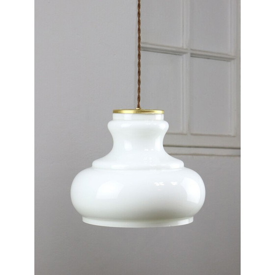 Image 1 of Lampe suspendue vintage en laiton et verre opalin, Italie