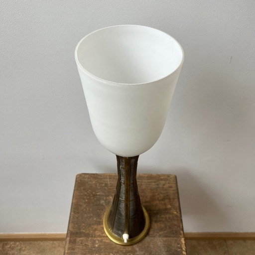 Lampe de table vintage en laiton et verre opalin par Sonja Katzin pour Asea, Suède années 1950