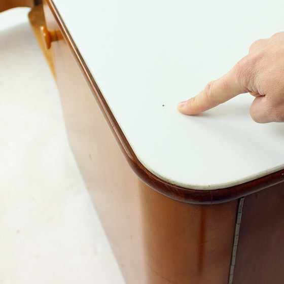 Image 1 of Paire de tables de chevet en noyer et verre blanc, Tchécoslovaquie 1960