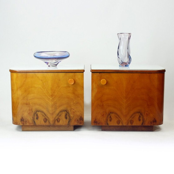 Image 1 of Paire de tables de chevet en noyer et verre blanc, Tchécoslovaquie 1960