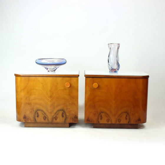 Image 1 of Paire de tables de chevet en noyer et verre blanc, Tchécoslovaquie 1960