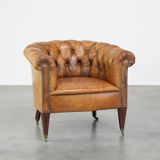 Image 1 of Fauteuil Chesterfield en peau de mouton sur roues