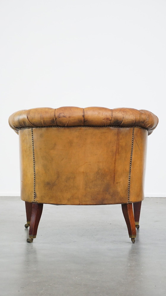 Image 1 of Fauteuil Chesterfield en peau de mouton sur roues