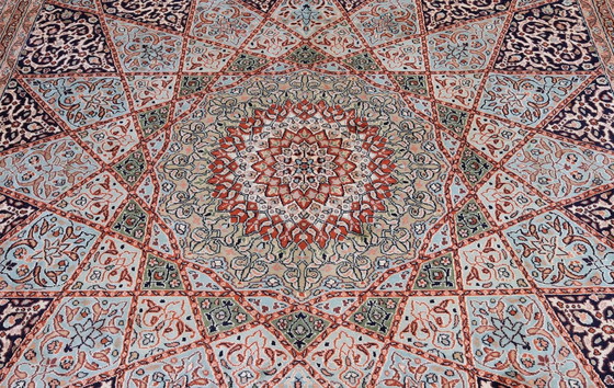 Image 1 of Nouveau tapis de soie du Cachemire - Très beau motif Gonbad