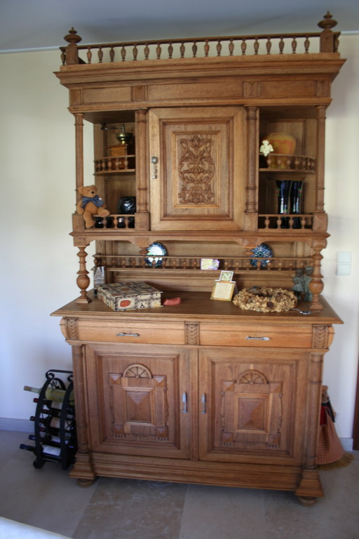 Buffet français ancien de style Henri Ier