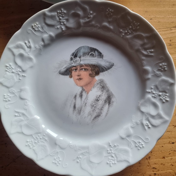 Image 1 of 10 Assiettes  Lierre Sauvage Et Femme Au Chapeau Cnp