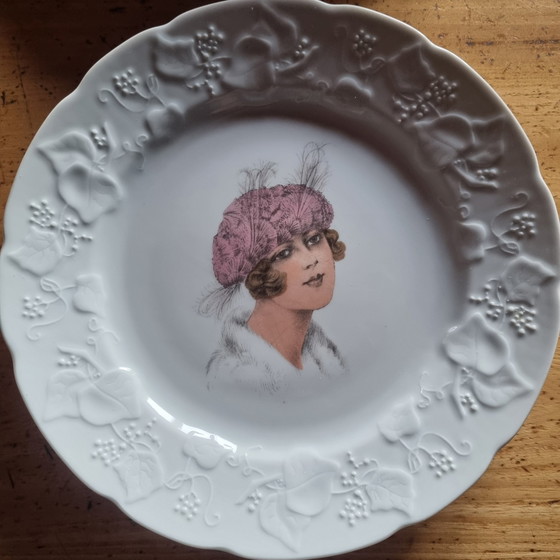 Image 1 of 10 Assiettes  Lierre Sauvage Et Femme Au Chapeau Cnp