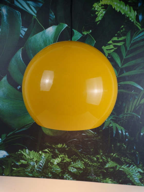 Image 1 of Lampe à boule en aluminium jaune des années 70