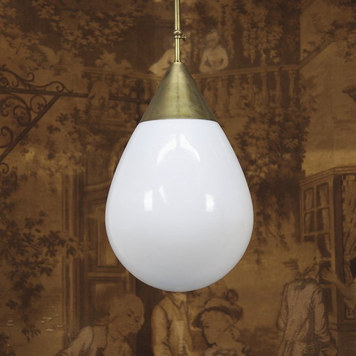 Grande lampe pendante art déco en opaline en forme de goutte