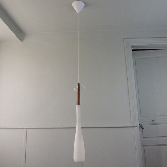 Image 1 of Lampe suspendue vintage en teck et opaline par Uno et Osten Kristiansson, Suède 1960