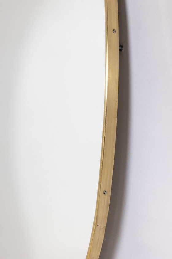 Image 1 of Miroir de Forme Ovale Serti d’une Baguette de Laiton Doré. Années 1970.