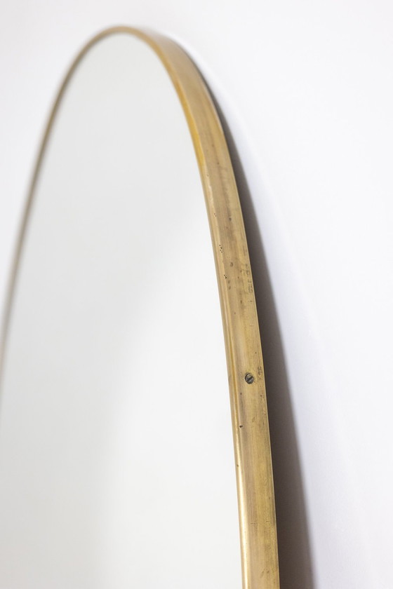 Image 1 of Miroir de Forme Ovale Serti d’une Baguette de Laiton Doré. Années 1970.