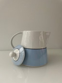 Théière au design moderne Baby Blue, White With Black Edge