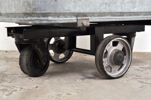 Chariot vintage en zinc