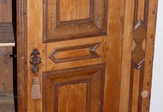 Image 1 of Meuble de rangement en noyer avec incrustation en chêne, divisible verticalement.