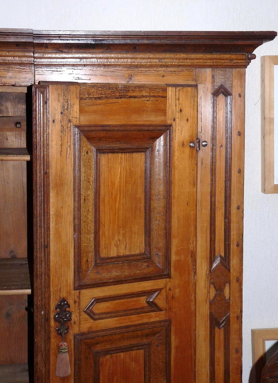 Image 1 of Meuble de rangement en noyer avec incrustation en chêne, divisible verticalement.