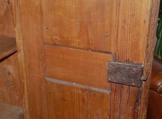 Image 1 of Meuble de rangement en noyer avec incrustation en chêne, divisible verticalement.